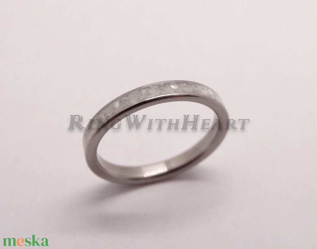 Titán vagy nemesacél gyűrű zúzott fehér gyöngyház berakással, jegygyűrű, eljegyzési gyűrű, kagylóhéj gyűrű - esküvő - ékszer - karikagyűrű - Meska.hu