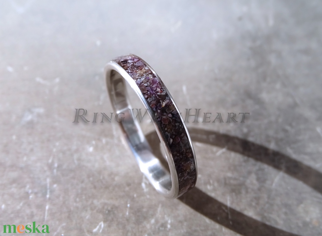 Titán vagy nemesacél gyűrű szugilittel, szugilit gyűrű, jegygyűrű, eljegyzési gyűrű - esküvő - ékszer - karikagyűrű - Meska.hu
