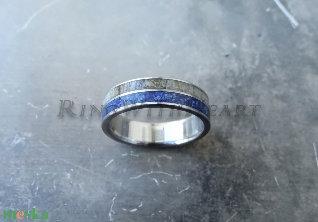 Titán vagy nemesacél gyűrű lápisz lazulival és aganccsal, lazurit gyűrű, jegygyűrű, eljegyzési gyűrű, agancs gyűrű - esküvő - ékszer - karikagyűrű - Meska.hu