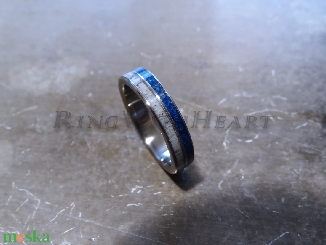 Titán vagy nemesacél gyűrű lápisz lazulival és aganccsal, lazurit gyűrű, jegygyűrű, eljegyzési gyűrű, agancs gyűrű - esküvő - ékszer - karikagyűrű - Meska.hu