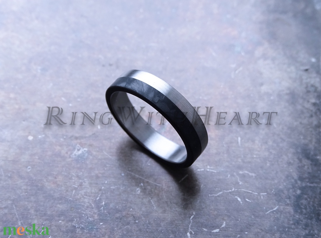 Titán vagy nemesacél gyűrű kovácsolt karbonnal, karbon gyűrű, fekete jegygyűrű, eljegyzési gyűrű, férfi karikagyűrű - esküvő - ékszer - karikagyűrű - Meska.hu