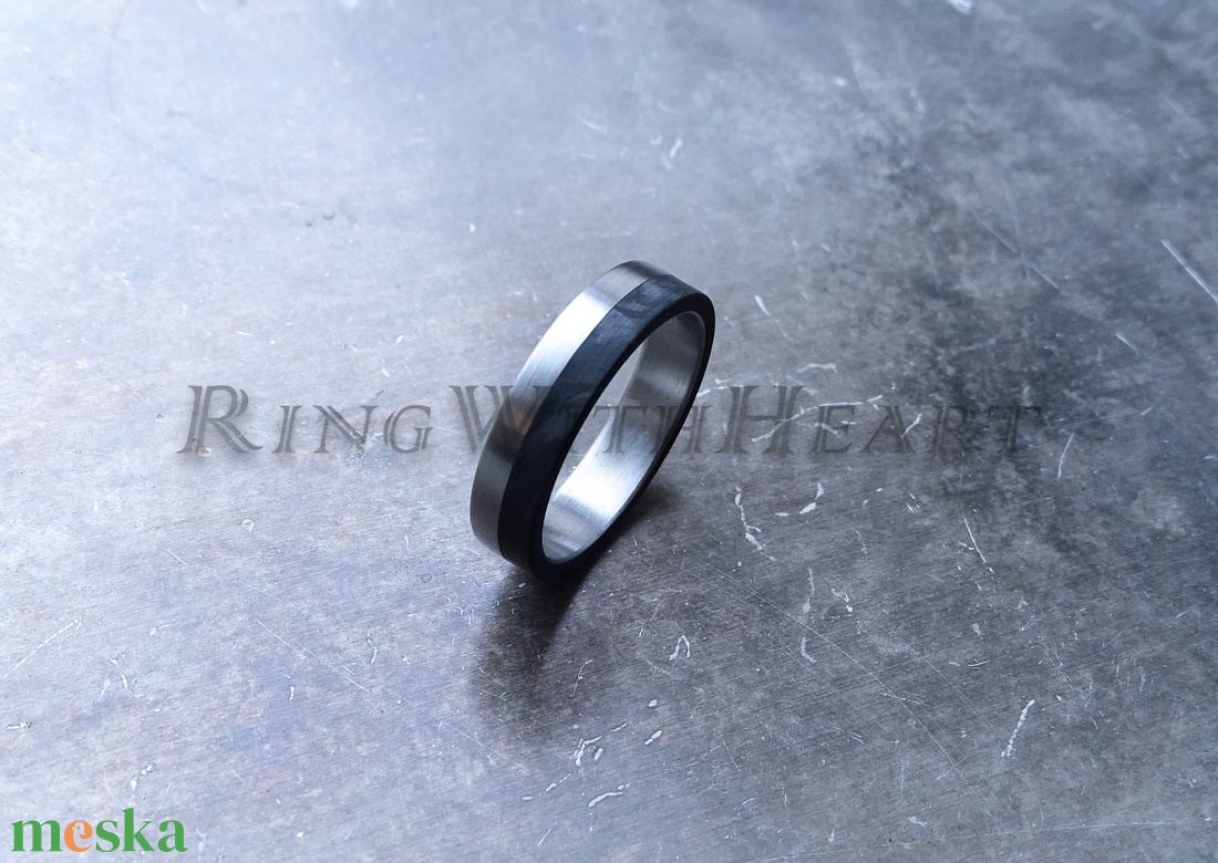 Titán vagy nemesacél gyűrű kovácsolt karbonnal, karbon gyűrű, fekete jegygyűrű, eljegyzési gyűrű, férfi karikagyűrű - esküvő - ékszer - karikagyűrű - Meska.hu