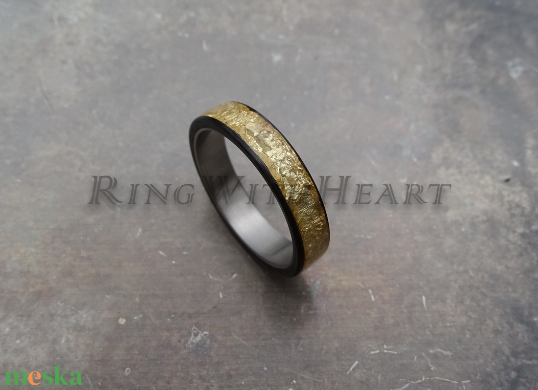Titán vagy nemesacél gyűrű kovácsolt karbonnal és 24 karátos arany fóliával, jegygyűrű, eljegyzés, ballagási ajándék - esküvő - ékszer - karikagyűrű - Meska.hu