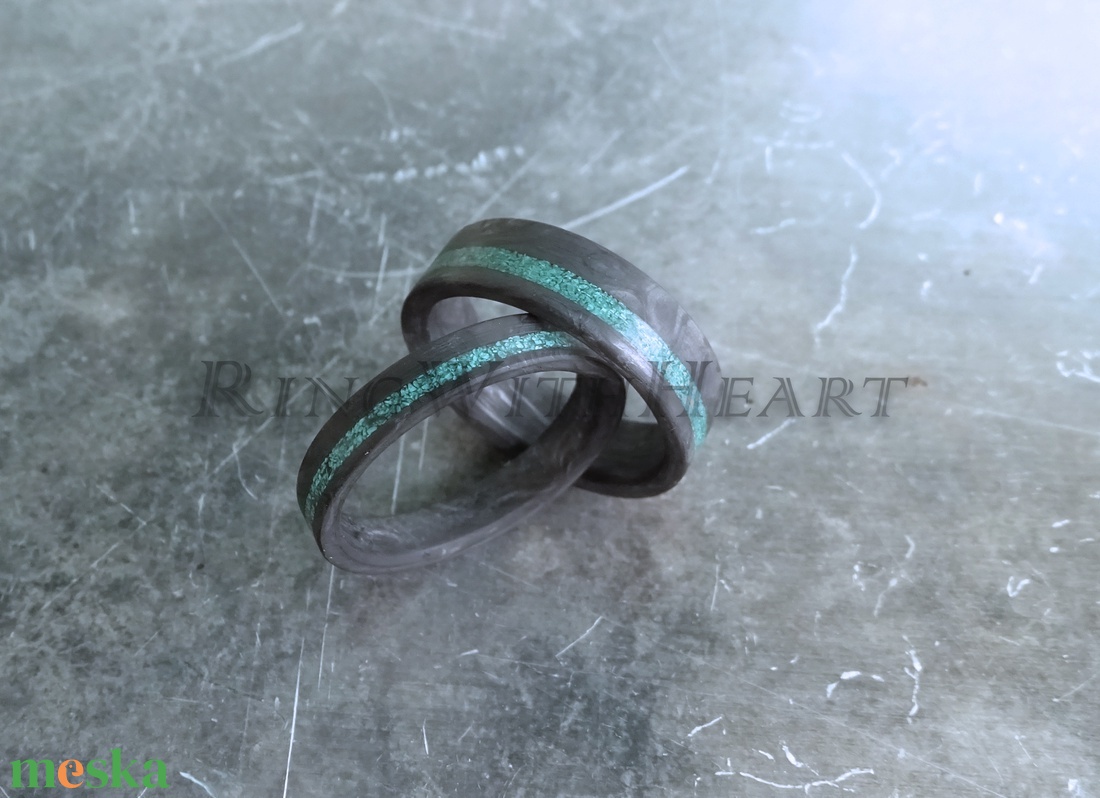 Kovácsolt karbon gyűrűpár malachittal, extra könnyű jegygyűrű, eljegyzési gyűrű, évfordulós ajándék - esküvő - ékszer - karikagyűrű - Meska.hu
