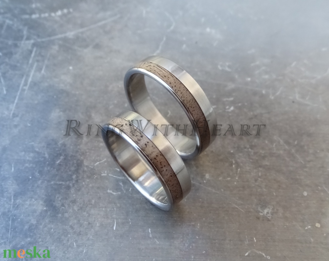 Titán vagy nemesacél gyűrűpár diófával, karikagyűrű, jegygyűrű, eljegyzési gyűrű, diófa gyűrű - esküvő - ékszer - karikagyűrű - Meska.hu