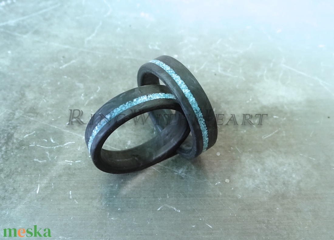 Kovácsolt karbon gyűrűpár türkizzel, extra könnyű jegygyűrű, eljegyzési gyűrű, évfordulós ajándék, türkiz gyűrű - esküvő - ékszer - karikagyűrű - Meska.hu