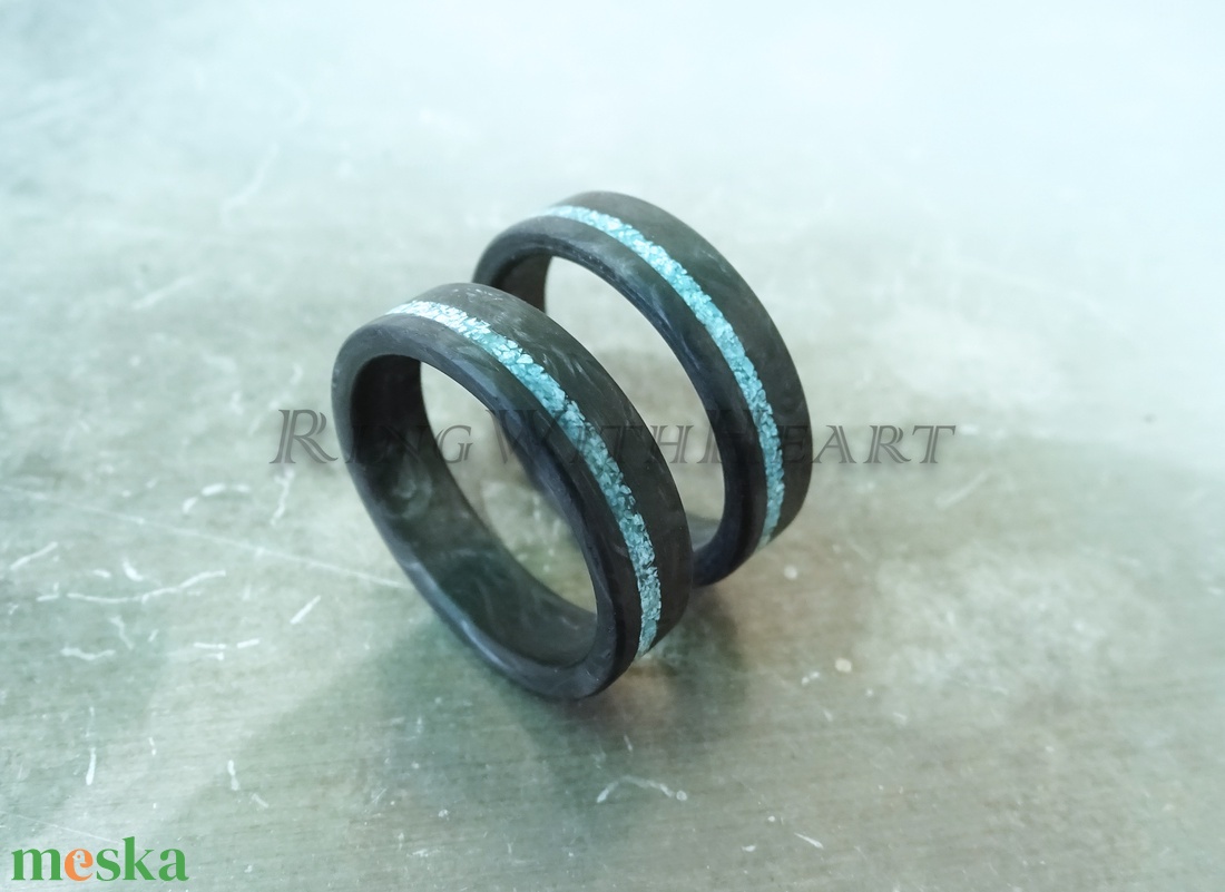 Kovácsolt karbon gyűrűpár türkizzel, extra könnyű jegygyűrű, eljegyzési gyűrű, évfordulós ajándék, türkiz gyűrű - esküvő - ékszer - karikagyűrű - Meska.hu