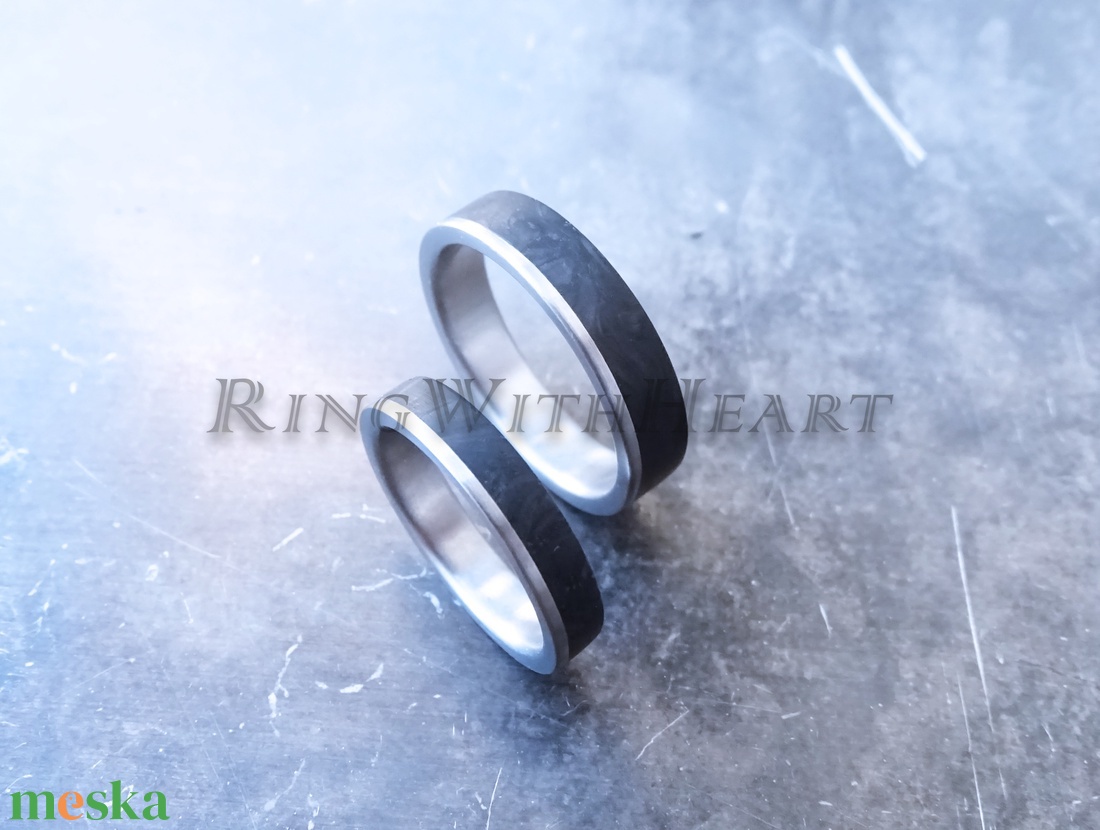 Titán vagy nemesacél gyűrűpár kovácsolt karbonnal, fekete férfi gyűrű, jegygyűrű, eljegyzési gyűrű, karbon gyűrű - esküvő - ékszer - karikagyűrű - Meska.hu