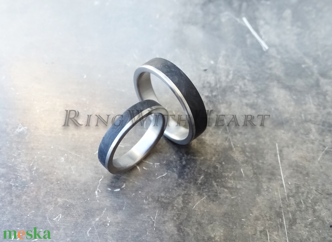 Titán vagy nemesacél gyűrűpár kovácsolt karbonnal, fekete férfi gyűrű, jegygyűrű, eljegyzési gyűrű, karbon gyűrű - esküvő - ékszer - karikagyűrű - Meska.hu