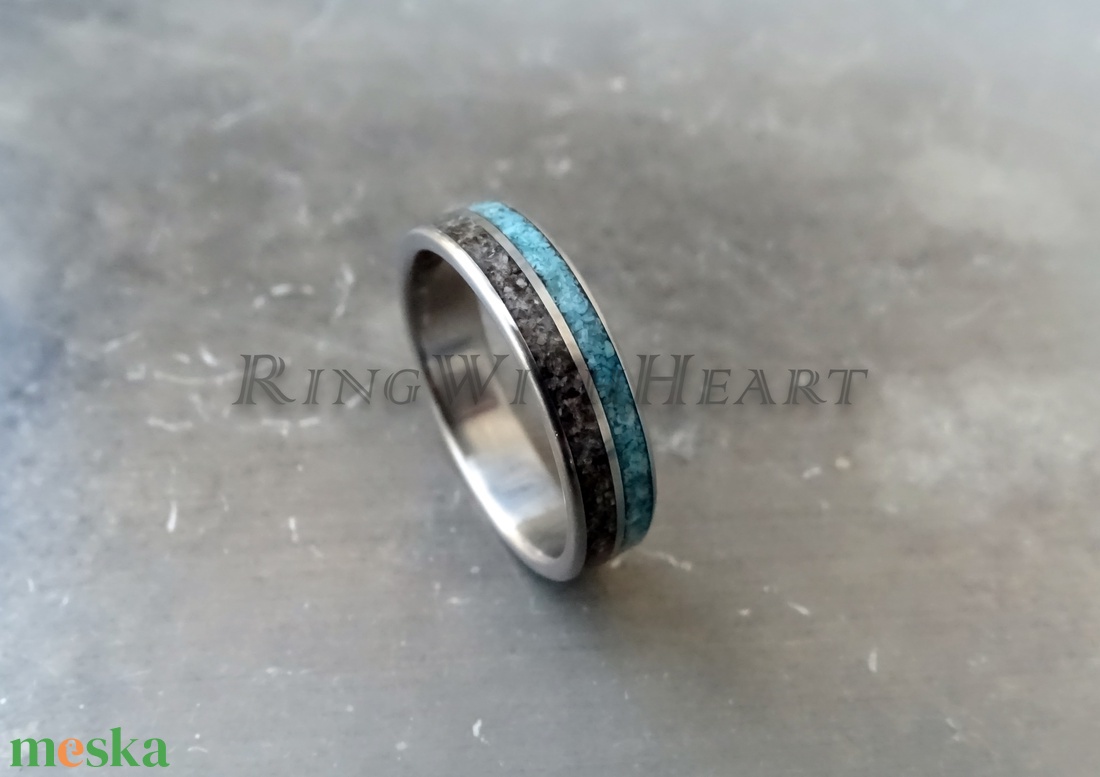 Titán vagy nemesacél gyűrű dinoszaurusz fosszíliával és türkizzel, türkiz gyűrű, jegygyűrű, eljegyzési gyűrű - esküvő - ékszer - karikagyűrű - Meska.hu