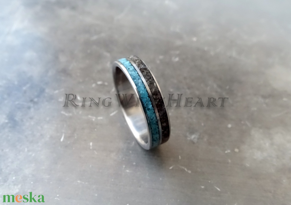 Titán vagy nemesacél gyűrű dinoszaurusz fosszíliával és türkizzel, türkiz gyűrű, jegygyűrű, eljegyzési gyűrű - esküvő - ékszer - karikagyűrű - Meska.hu