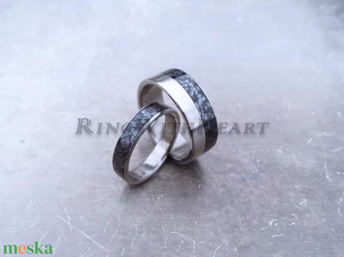 Titán vagy nemesacél gyűrűpár hematittal, hematit gyűrű, jegygyűrű, eljegyzési gyűrű, karikagyűrű, évfordulós ajándék - esküvő - ékszer - karikagyűrű - Meska.hu