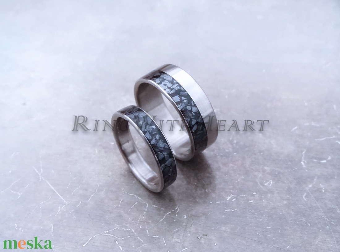 Titán vagy nemesacél gyűrűpár hematittal, hematit gyűrű, jegygyűrű, eljegyzési gyűrű, karikagyűrű, évfordulós ajándék - esküvő - ékszer - karikagyűrű - Meska.hu