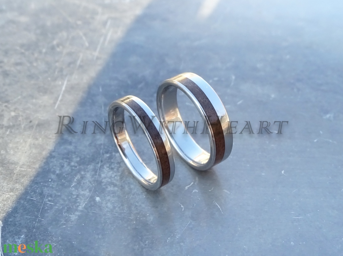 Titán vagy nemesacél gyűrűpár diófával, karikagyűrű, jegygyűrű, eljegyzési gyűrű, diófa gyűrű - esküvő - ékszer - karikagyűrű - Meska.hu
