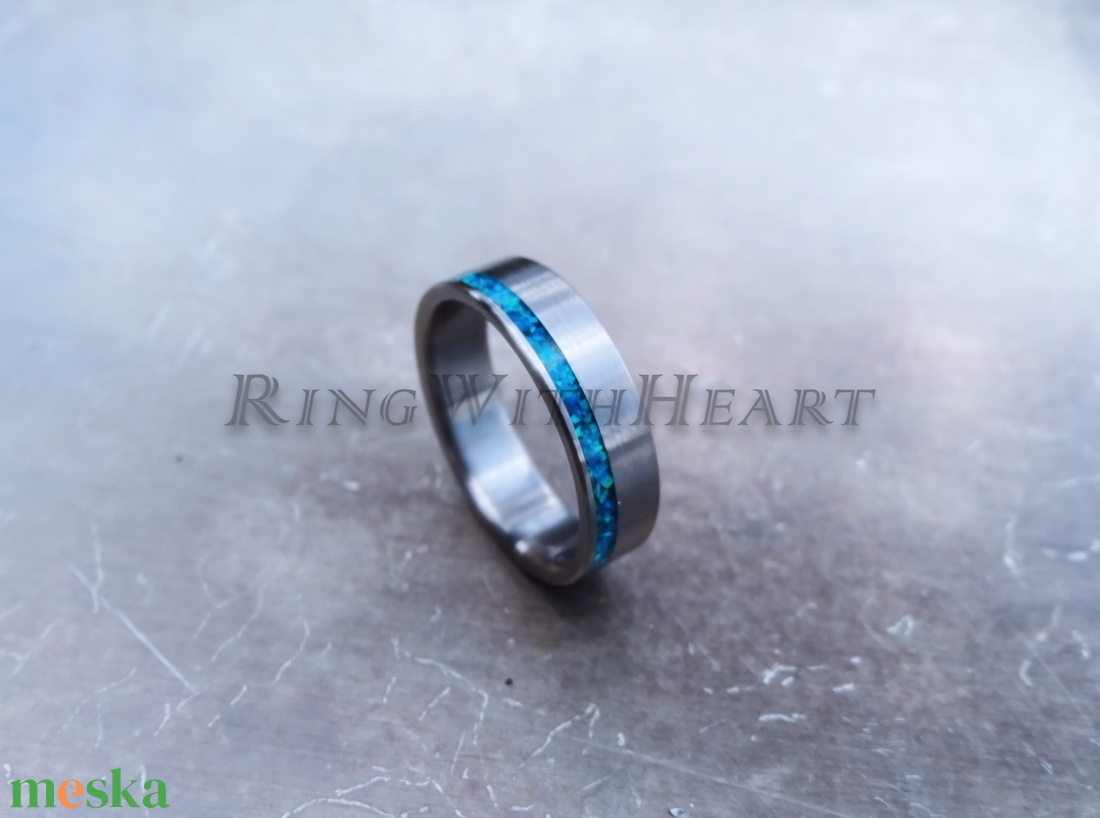 Titán vagy nemesacél gyűrű Pacific Blue szintetikus opállal, jegygyűrű, eljegyzési gyűrű, Valentin napi ajándék - esküvő - ékszer - karikagyűrű - Meska.hu