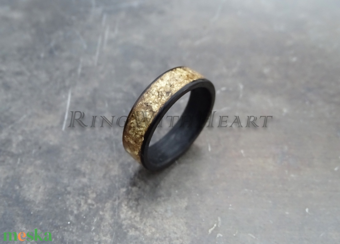 Kovácsolt karbon gyűrű 24 karátos arany fóliával, karbon gyűrű, fekete jegygyűrű, eljegyzési gyűrű, antiallergén gyűrű - esküvő - ékszer - karikagyűrű - Meska.hu