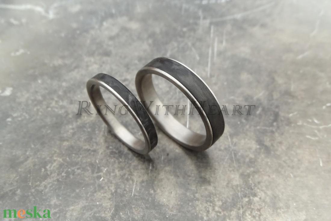 Titán vagy nemesacél gyűrűpár kovácsolt karbonnal, fekete férfi gyűrű, jegygyűrű, eljegyzési gyűrű, karbon gyűrű - esküvő - ékszer - karikagyűrű - Meska.hu