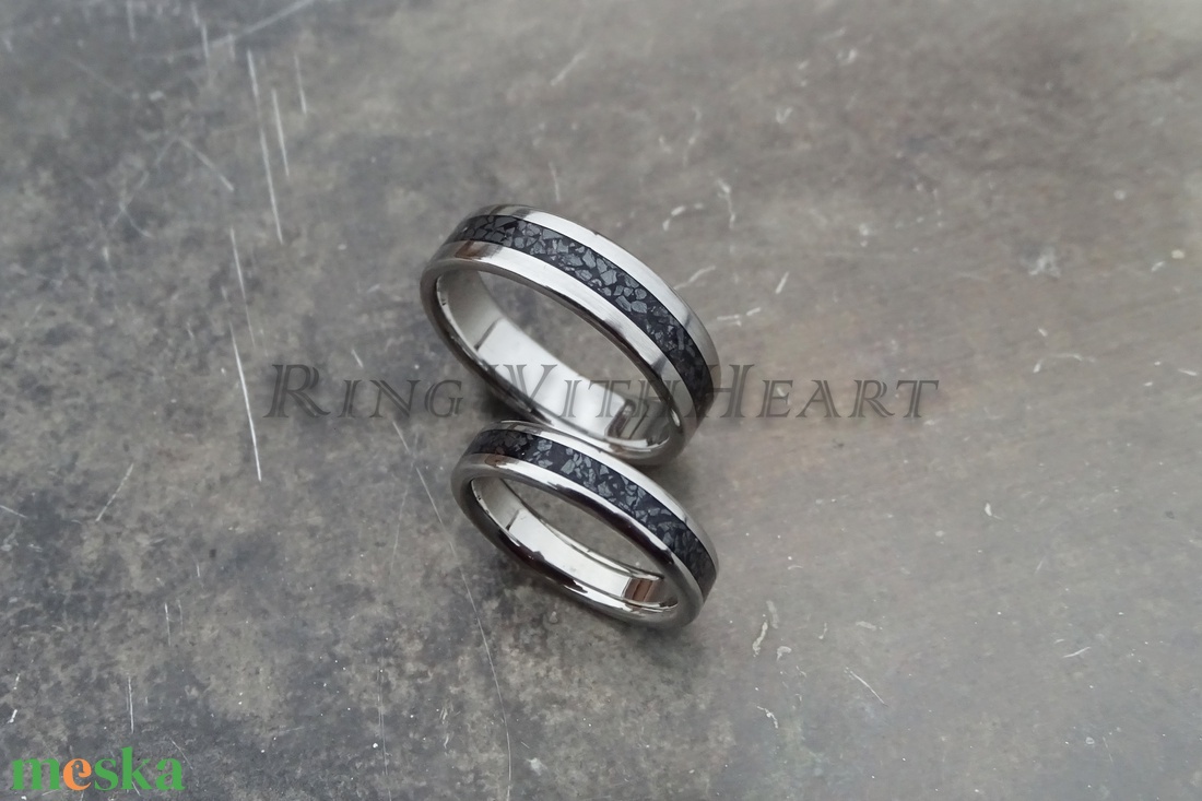 Titán vagy nemesacél gyűrűpár hematittal, hematit gyűrű, jegygyűrű, eljegyzési gyűrű, karikagyűrű, évforduló - esküvő - ékszer - karikagyűrű - Meska.hu