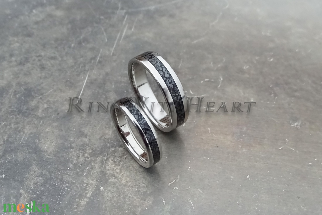 Titán vagy nemesacél gyűrűpár hematittal, hematit gyűrű, jegygyűrű, eljegyzési gyűrű, karikagyűrű, évforduló - esküvő - ékszer - karikagyűrű - Meska.hu