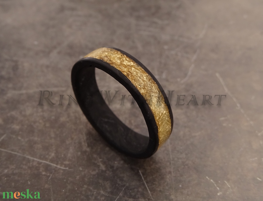 Kovácsolt karbon gyűrű 24 karátos arany fóliával, karbon gyűrű, fekete jegygyűrű, eljegyzési gyűrű, antiallergén gyűrű - esküvő - ékszer - karikagyűrű - Meska.hu