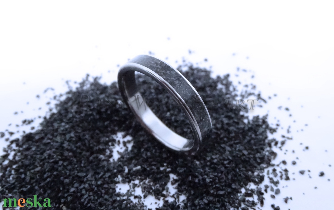 Titán vagy nemesacél gyűrű fekete turmalinnal, keskeny turmalin gyűrű, jegygyűrű, eljegyzési gyűrű, fekete gyűrű - esküvő - ékszer - karikagyűrű - Meska.hu