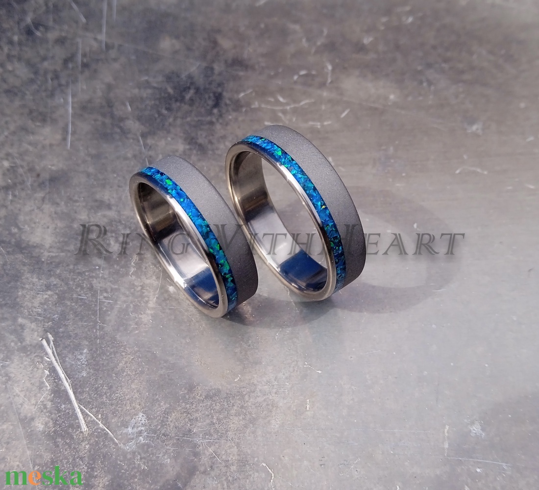 Homokszórt titán gyűrűpár Blue Pacific BelloOpallal, jegygyűrű, eljegyzési gyűrű, antiallergén gyűrű, nikkelmentes - esküvő - ékszer - karikagyűrű - Meska.hu