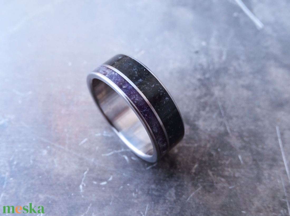 Titán vagy nemesacél gyűrű valódi ametiszttel és fekete turmalinnal � Különleges eljegyzési és jegygyűrű - esküvő - ékszer - karikagyűrű - Meska.hu