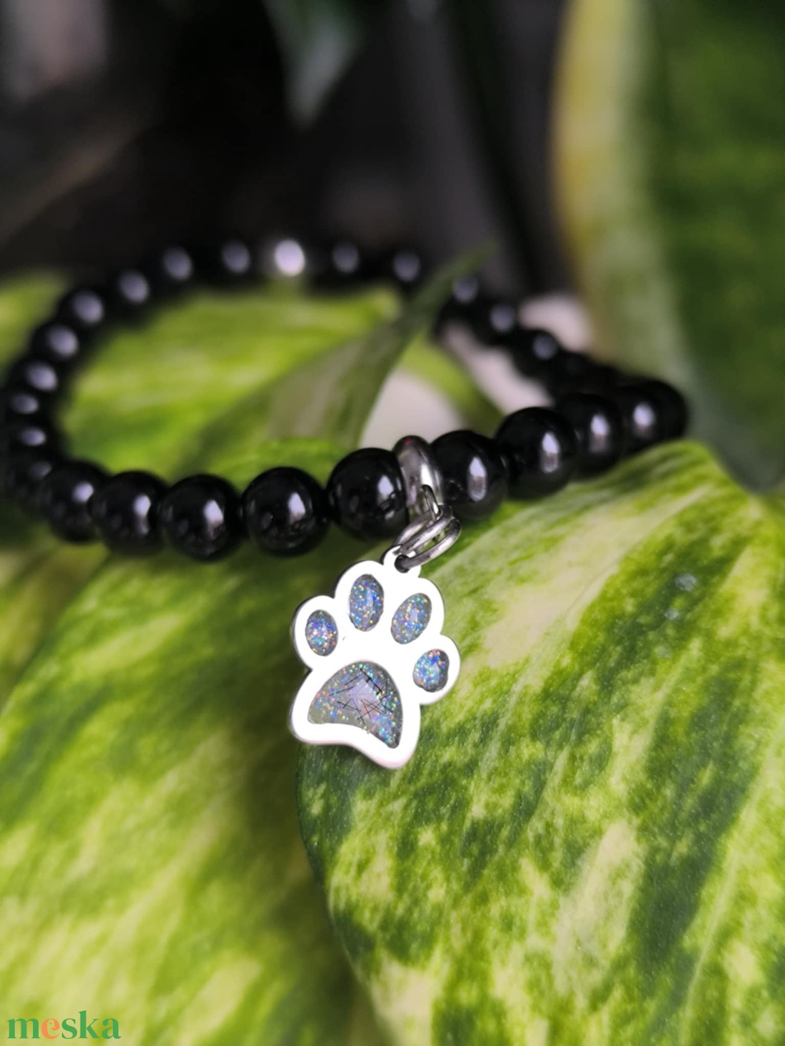 Ónix karkötő emlékőrző tappancs medállal - ékszer - karkötő - ásványkarkötő - Meska.hu