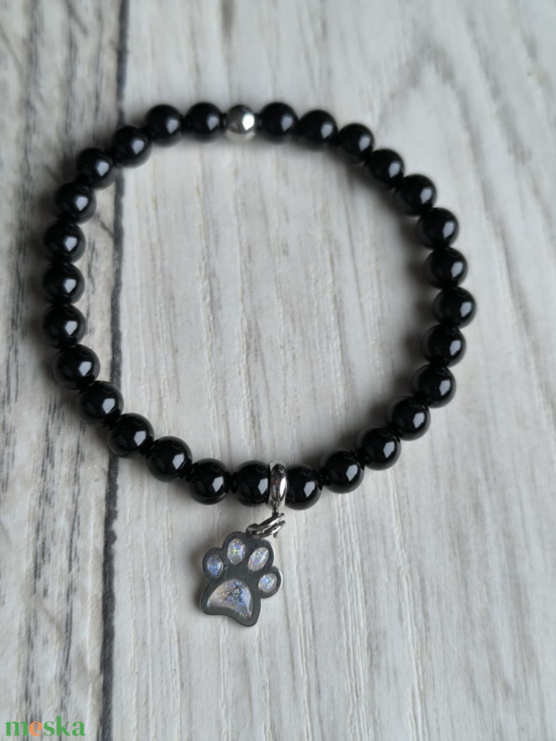 Ónix karkötő emlékőrző tappancs medállal - ékszer - karkötő - ásványkarkötő - Meska.hu