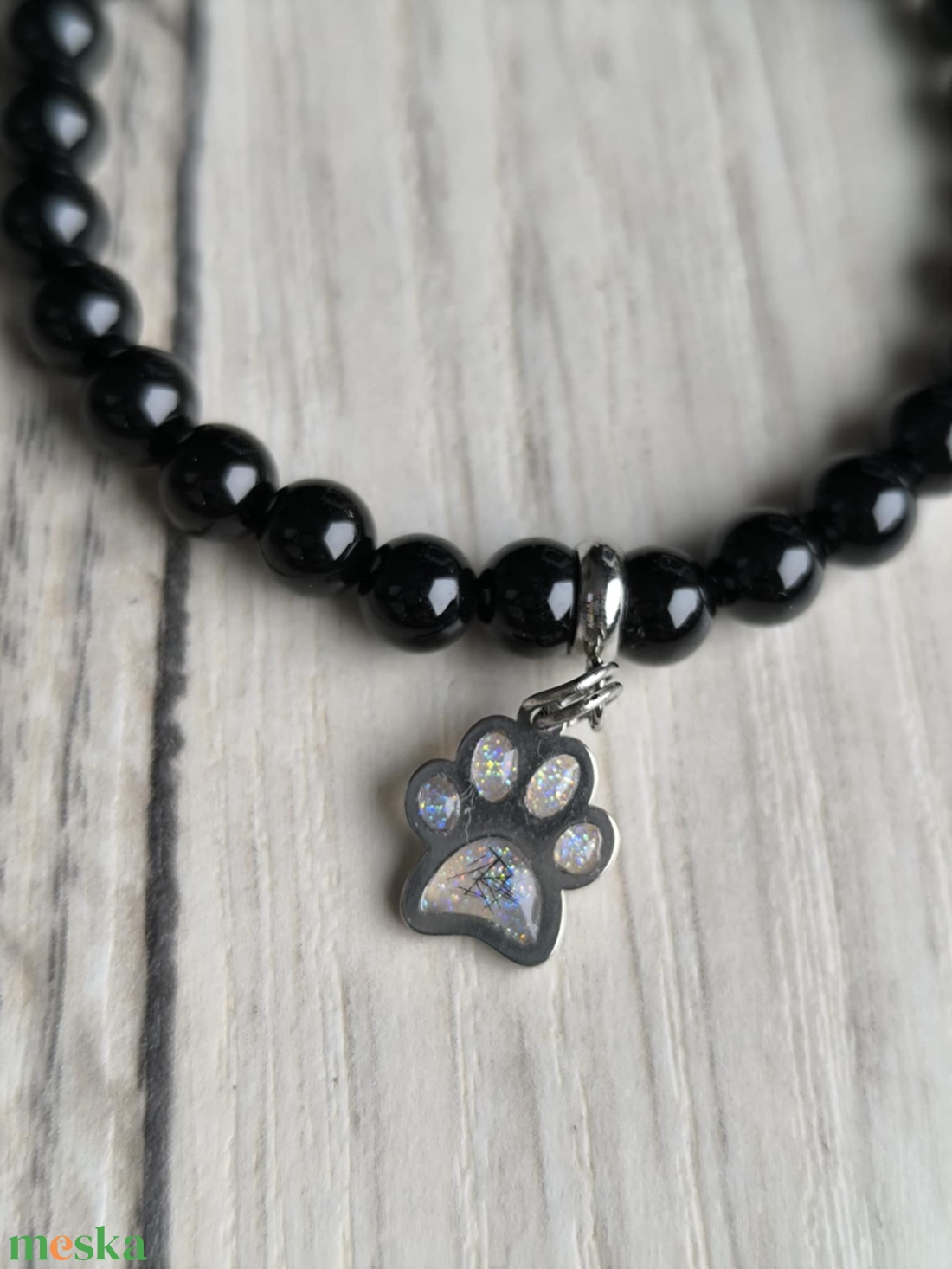 Ónix karkötő emlékőrző tappancs medállal - ékszer - karkötő - ásványkarkötő - Meska.hu