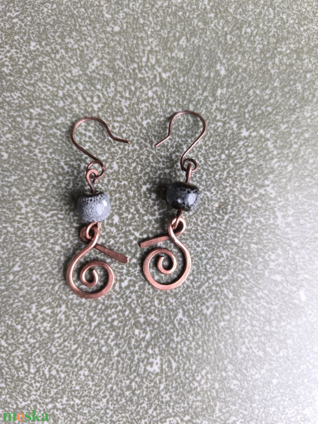 Vörösréz fülbevaló fekete kerámia gyönggyel - ékszer - fülbevaló - lógó fülbevaló - Meska.hu