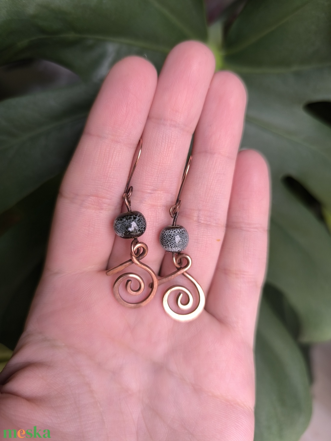 Vörösréz fülbevaló fekete kerámia gyönggyel - ékszer - fülbevaló - lógó fülbevaló - Meska.hu