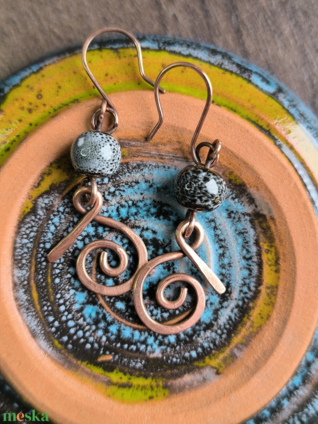 Vörösréz fülbevaló fekete kerámia gyönggyel - ékszer - fülbevaló - lógó fülbevaló - Meska.hu