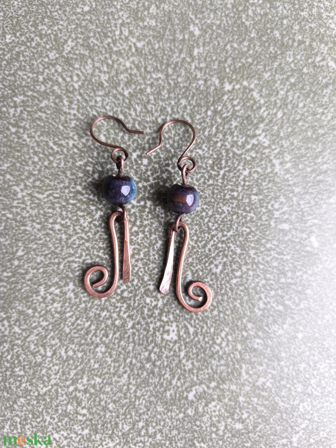 Vörösréz fülbevaló sötétkék kerámia gyönggyel - ékszer - fülbevaló - lógó fülbevaló - Meska.hu