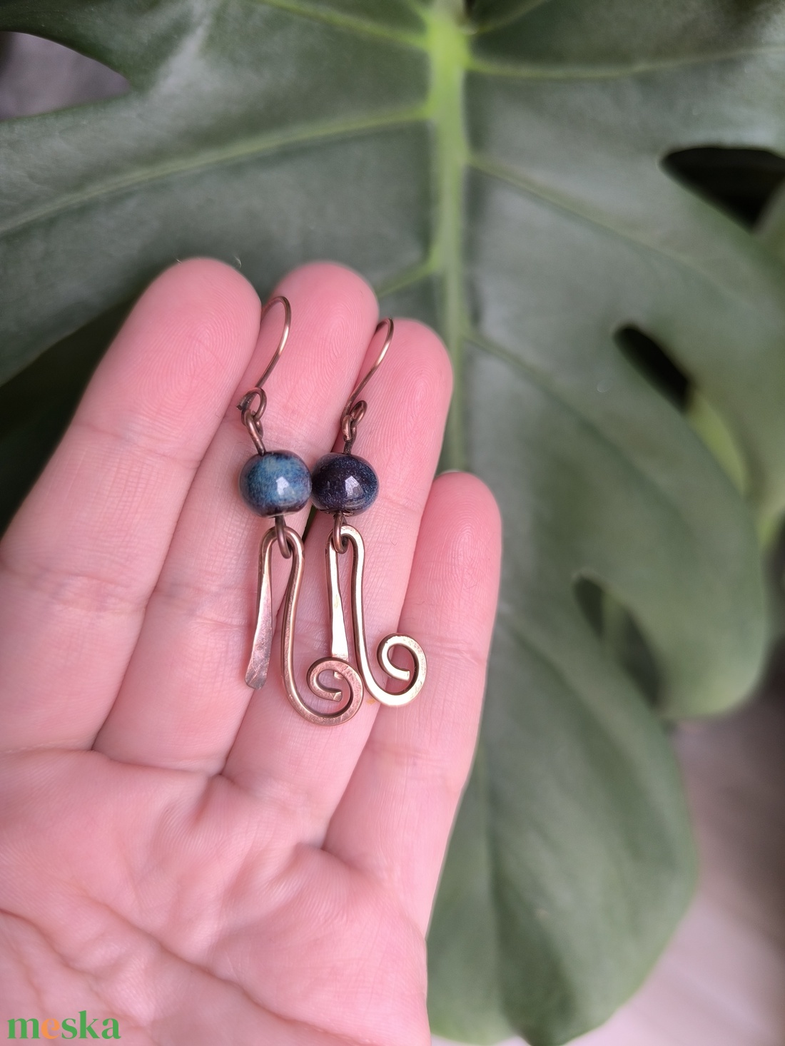 Vörösréz fülbevaló sötétkék kerámia gyönggyel - ékszer - fülbevaló - lógó fülbevaló - Meska.hu