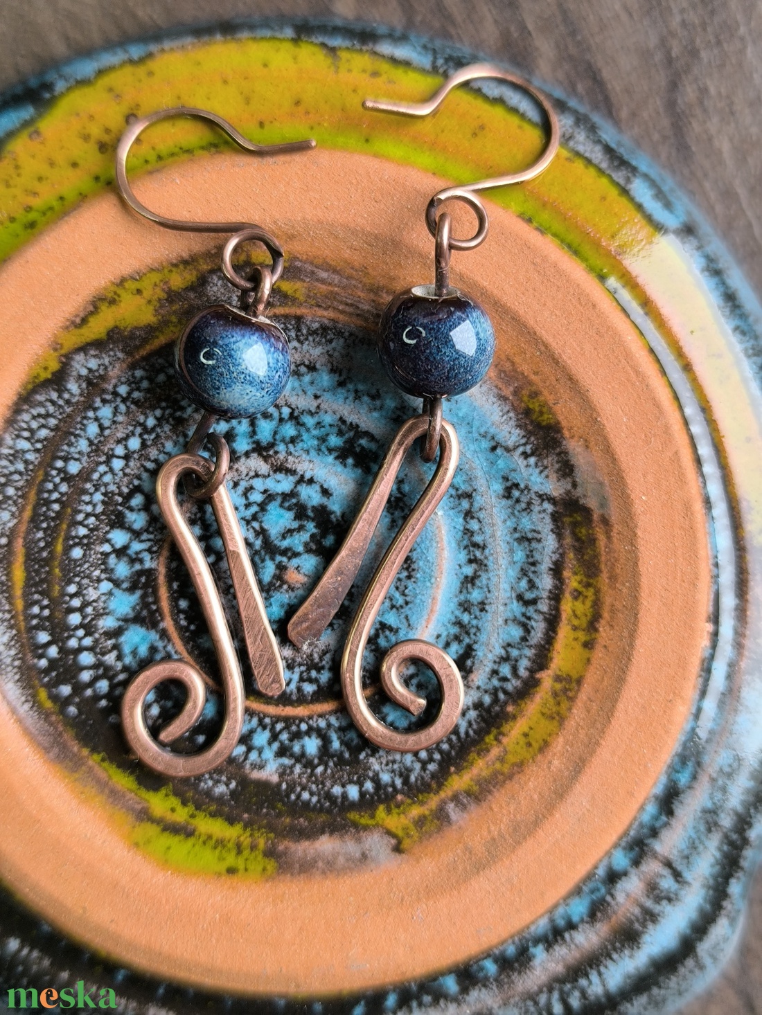 Vörösréz fülbevaló sötétkék kerámia gyönggyel - ékszer - fülbevaló - lógó fülbevaló - Meska.hu