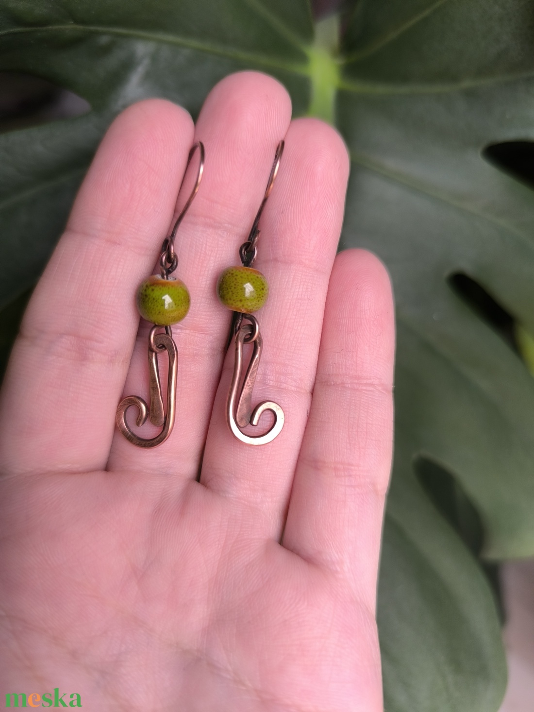 Vörösréz fülbevaló zöld kerámia gyönggyel - ékszer - fülbevaló - lógó fülbevaló - Meska.hu