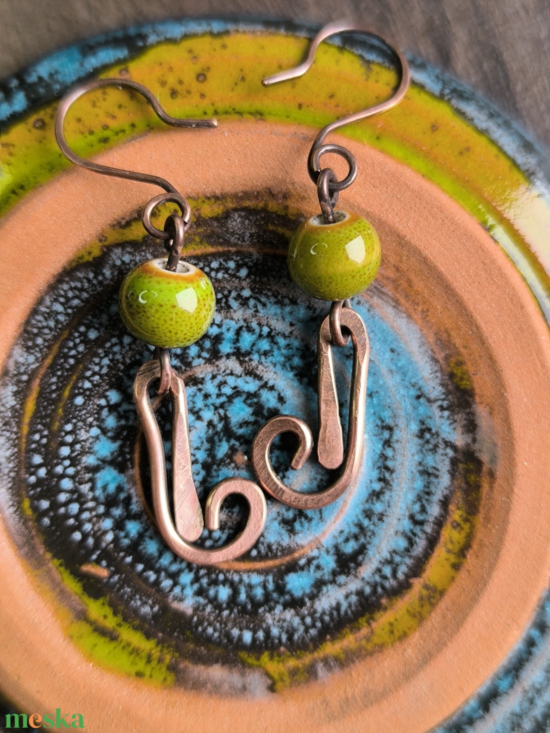 Vörösréz fülbevaló zöld kerámia gyönggyel - ékszer - fülbevaló - lógó fülbevaló - Meska.hu