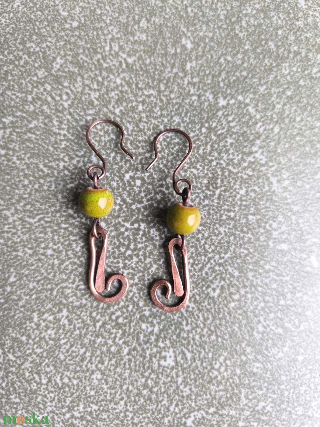 Vörösréz fülbevaló zöld kerámia gyönggyel - ékszer - fülbevaló - lógó fülbevaló - Meska.hu