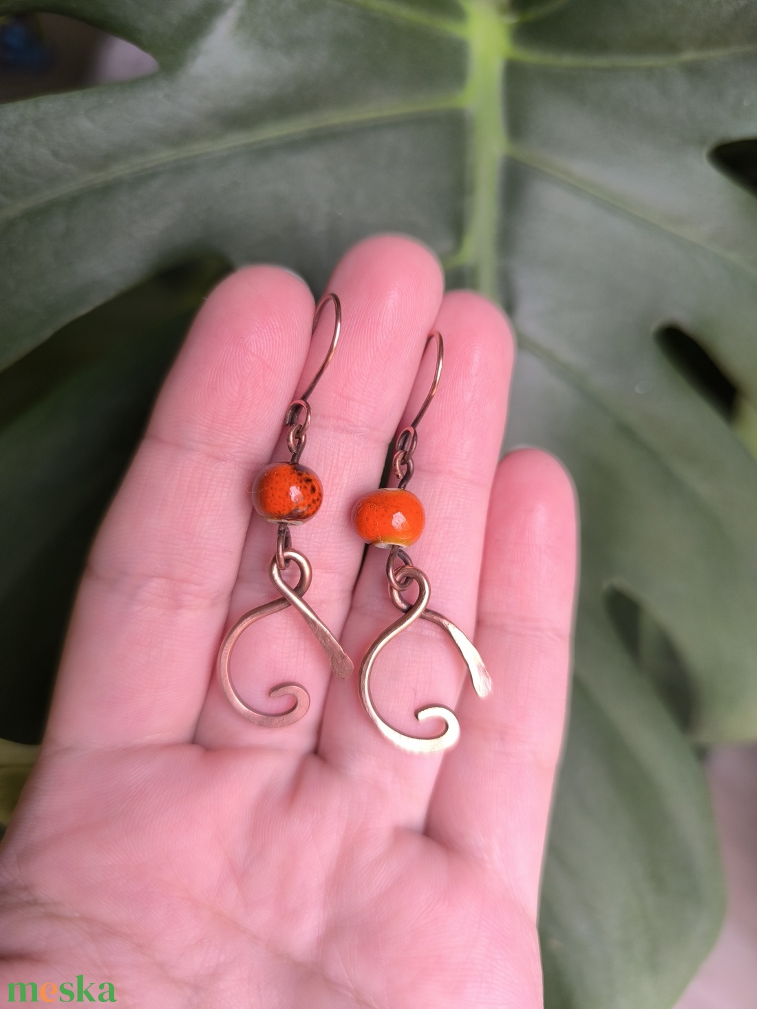 Vörösréz fülbevaló narancs kerámia gyönggyel - ékszer - fülbevaló - lógó fülbevaló - Meska.hu