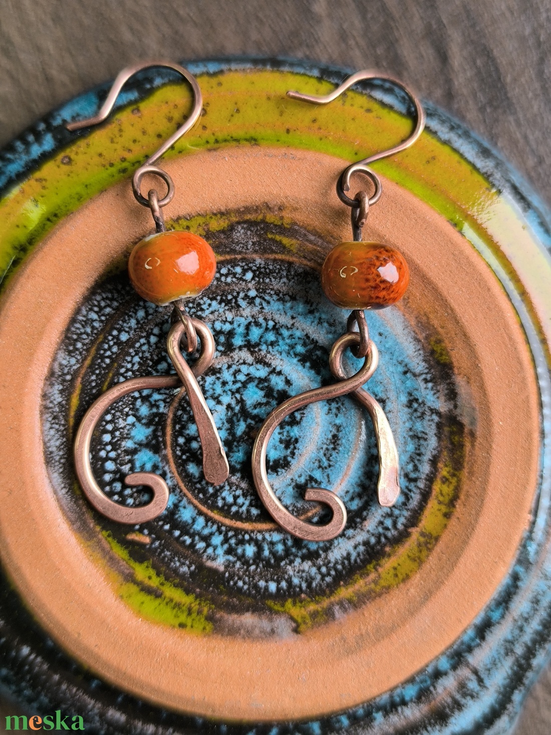 Vörösréz fülbevaló narancs kerámia gyönggyel - ékszer - fülbevaló - lógó fülbevaló - Meska.hu