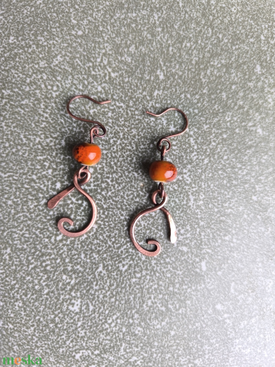 Vörösréz fülbevaló narancs kerámia gyönggyel - ékszer - fülbevaló - lógó fülbevaló - Meska.hu