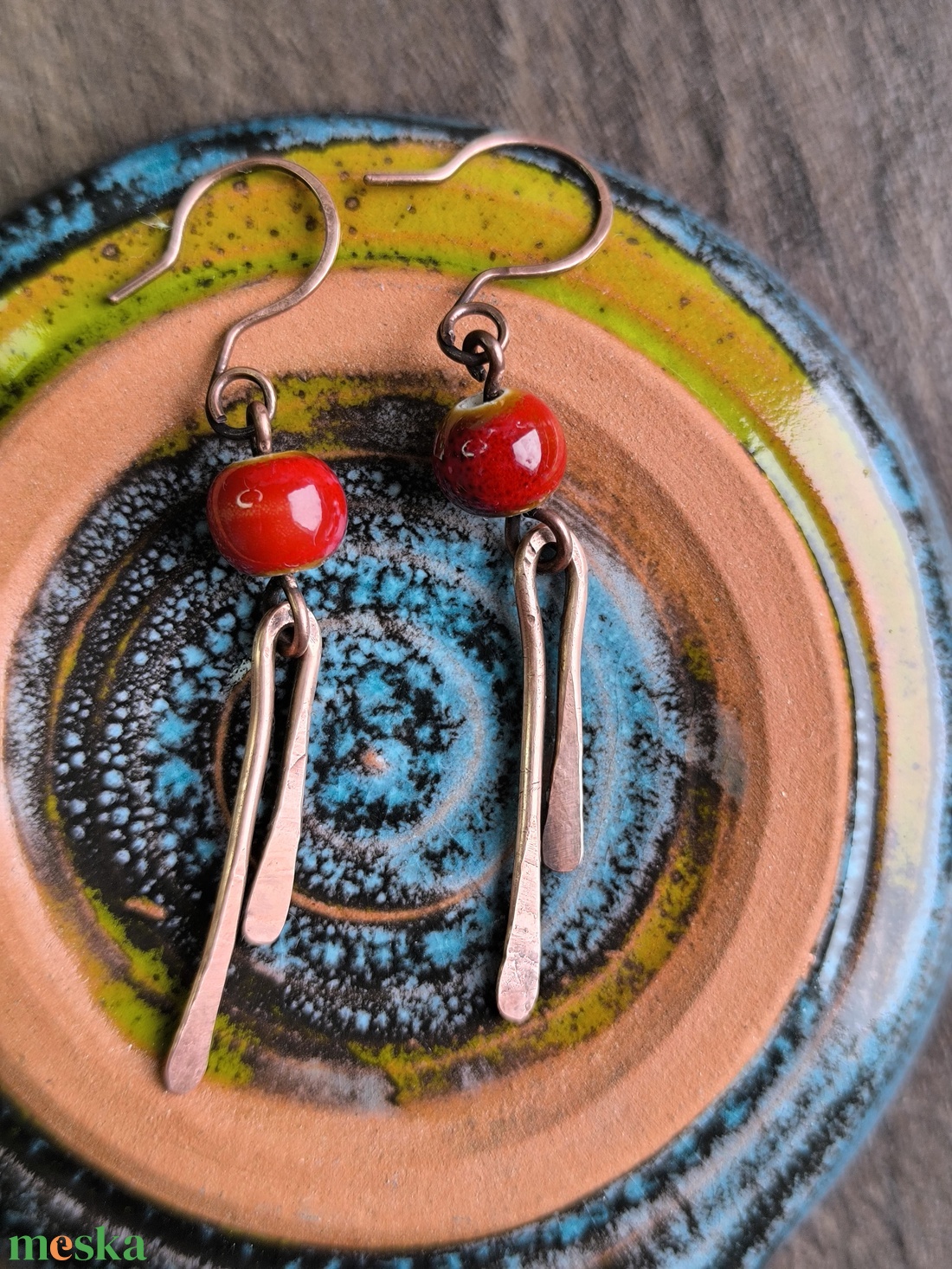 Vörösréz fülbevaló piros kerámia gyönggyel - ékszer - fülbevaló - lógó fülbevaló - Meska.hu
