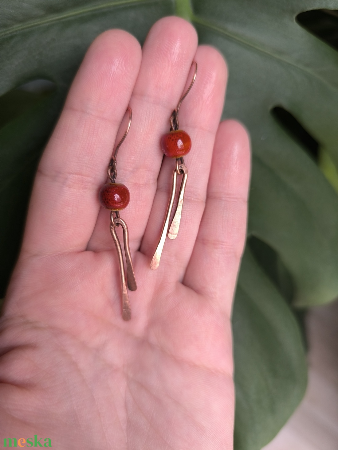 Vörösréz fülbevaló piros kerámia gyönggyel - ékszer - fülbevaló - lógó fülbevaló - Meska.hu