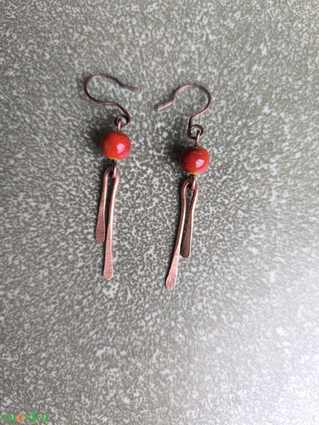 Vörösréz fülbevaló piros kerámia gyönggyel - ékszer - fülbevaló - lógó fülbevaló - Meska.hu