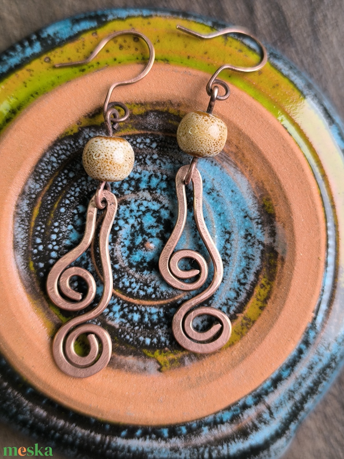 Vörösréz fülbevaló bézs kerámia gyönggyel - ékszer - fülbevaló - lógó fülbevaló - Meska.hu