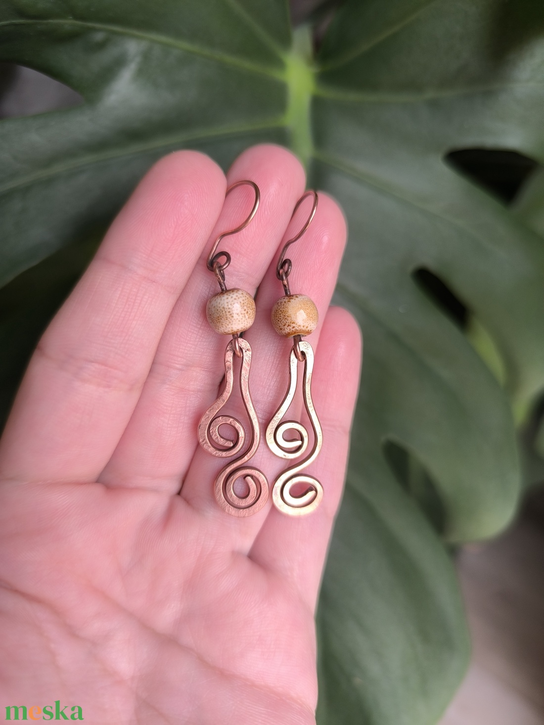 Vörösréz fülbevaló bézs kerámia gyönggyel - ékszer - fülbevaló - lógó fülbevaló - Meska.hu