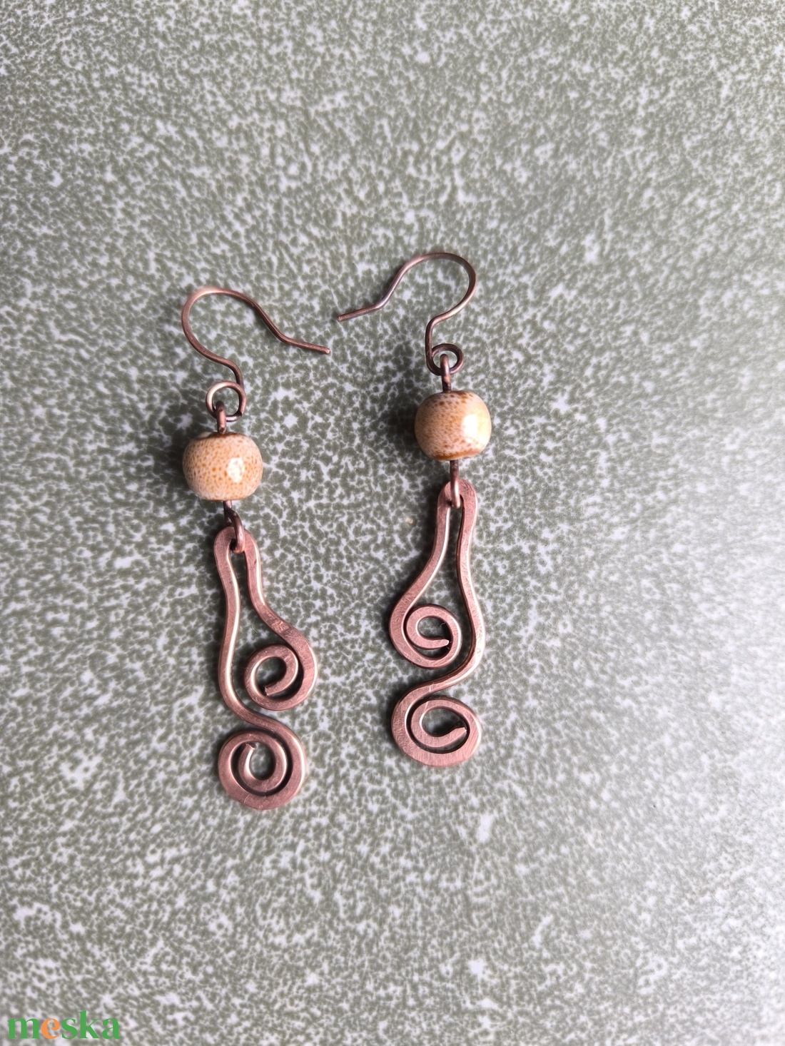 Vörösréz fülbevaló bézs kerámia gyönggyel - ékszer - fülbevaló - lógó fülbevaló - Meska.hu