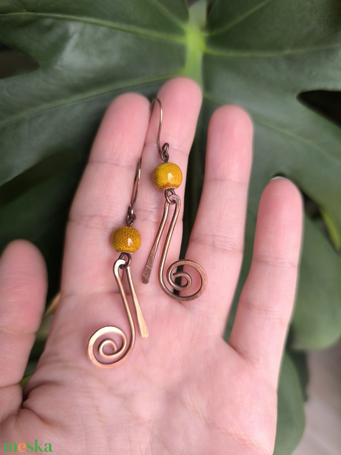Vörösréz fülbevaló sárga kerámia gyönggyel - ékszer - fülbevaló - lógó fülbevaló - Meska.hu