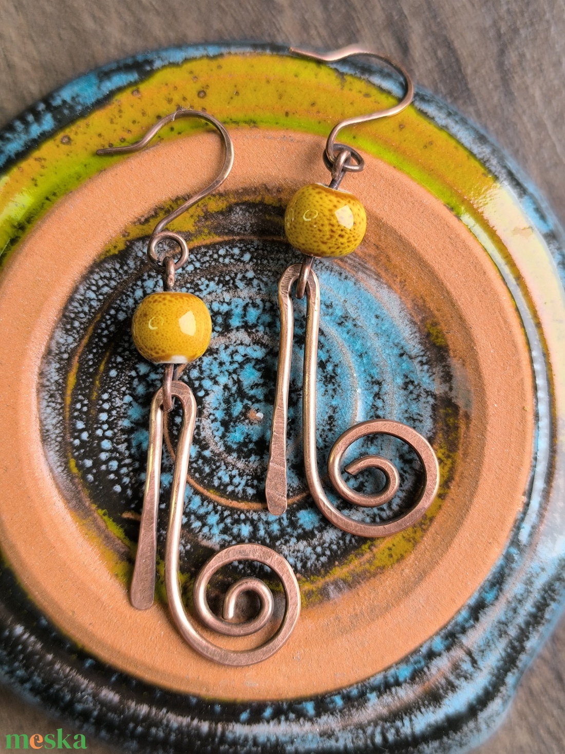 Vörösréz fülbevaló sárga kerámia gyönggyel - ékszer - fülbevaló - lógó fülbevaló - Meska.hu